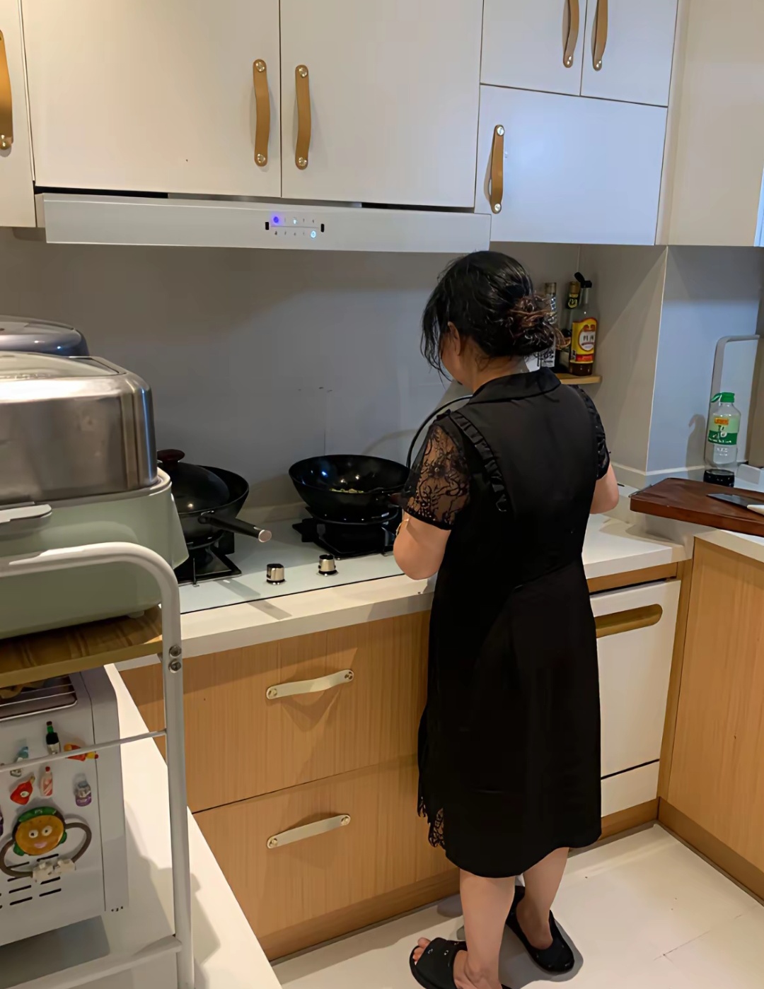 真实照片中年农村妇女背影老婆在家生活照中年女性老婆是小学毕业农村