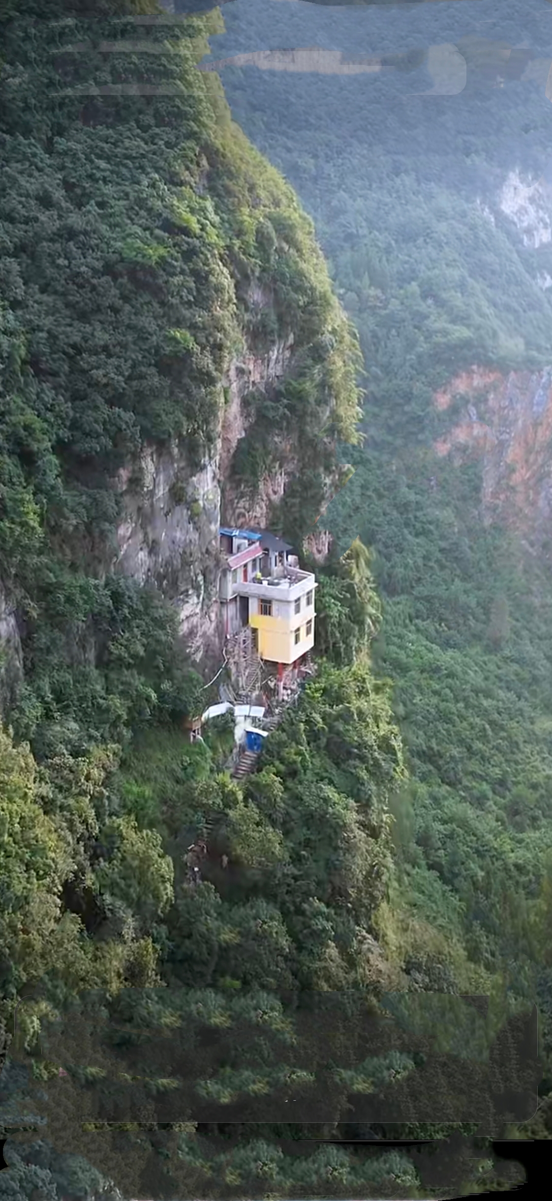 悬崖边儿上,有栋房子孤零零地挂着,仿佛一阵风就能吹下去.