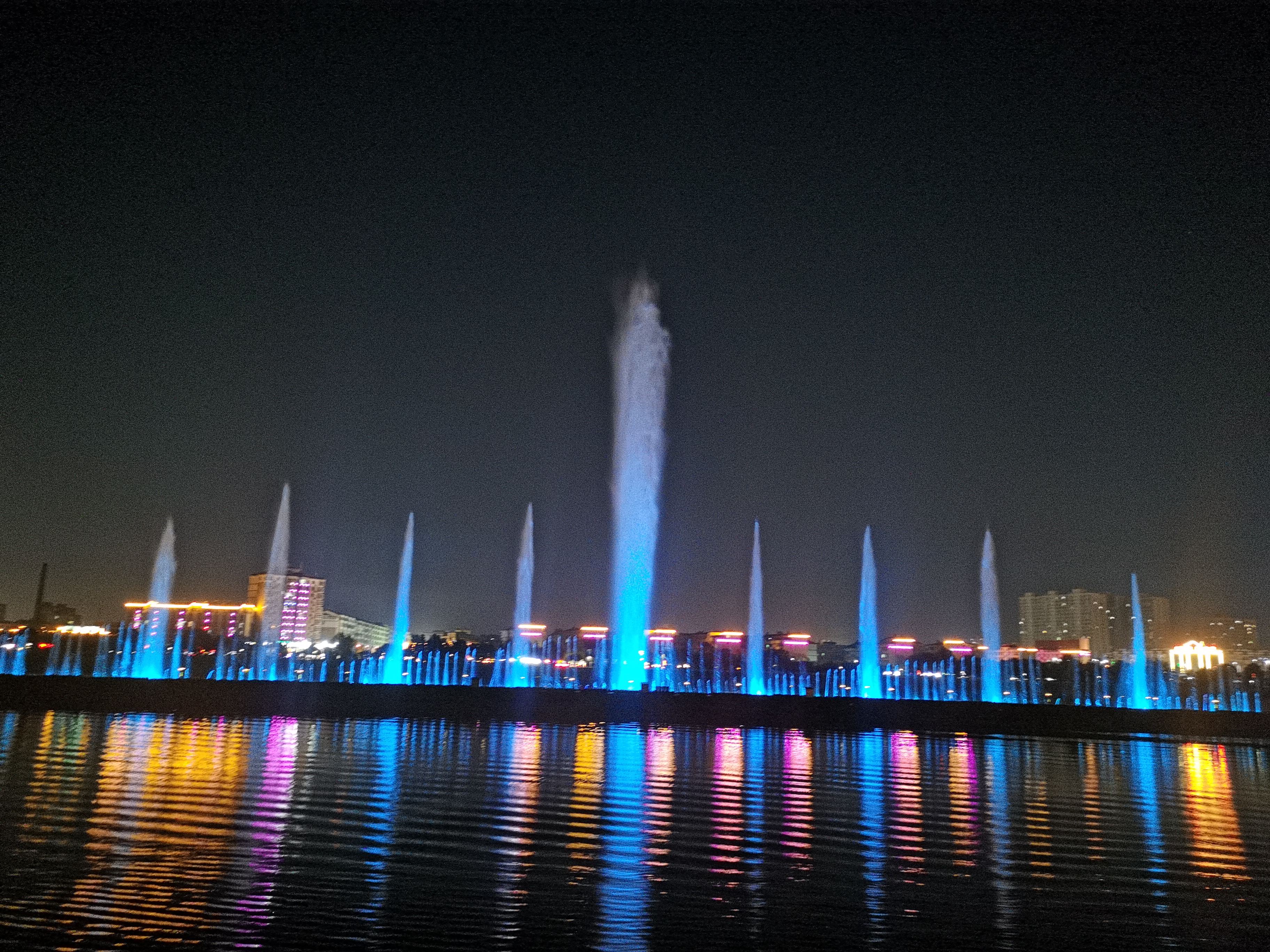 河南省南阳,唐河县的音乐喷泉,美丽的瞬间很震撼,没想到会有迷茫,仿佛