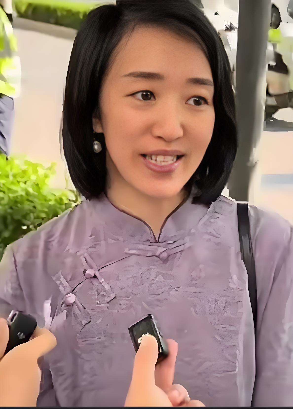 现在她的孩子就读于北京人大附中,今年参加高考