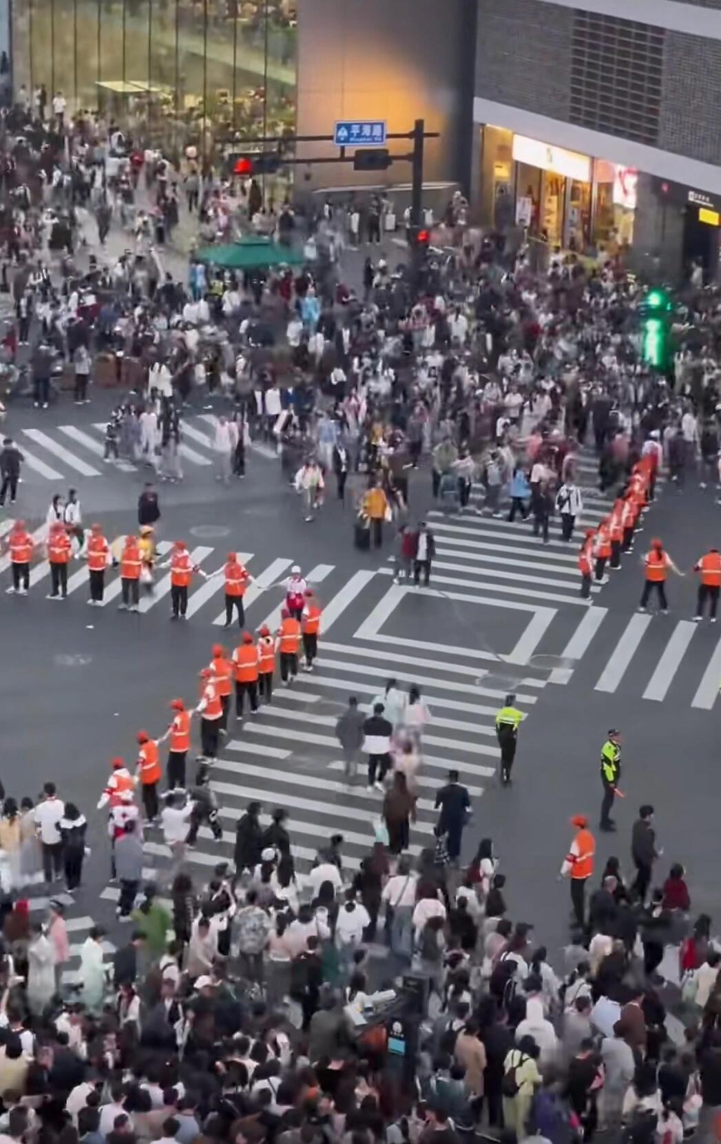 五一出游实况#凌晨四点的景区门口,比早高峰地铁还