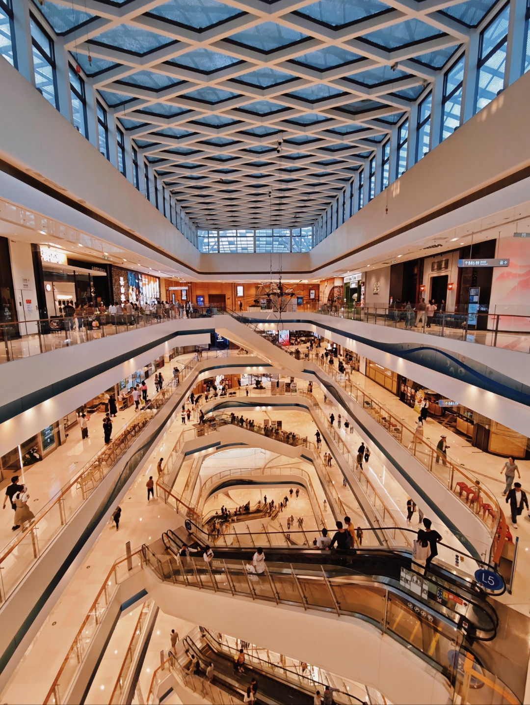 虽说都是江南水乡,苏州和绍兴粉墙黛瓦,小桥流水看着像,但体验大不同