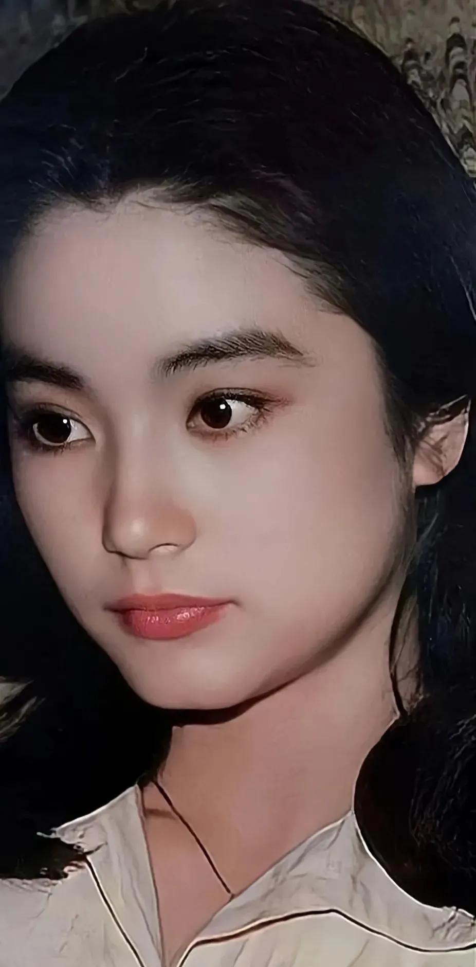 林青霞,一代传奇女星,荧幕上她是英姿飒爽的侠女,生活中却如水般柔情