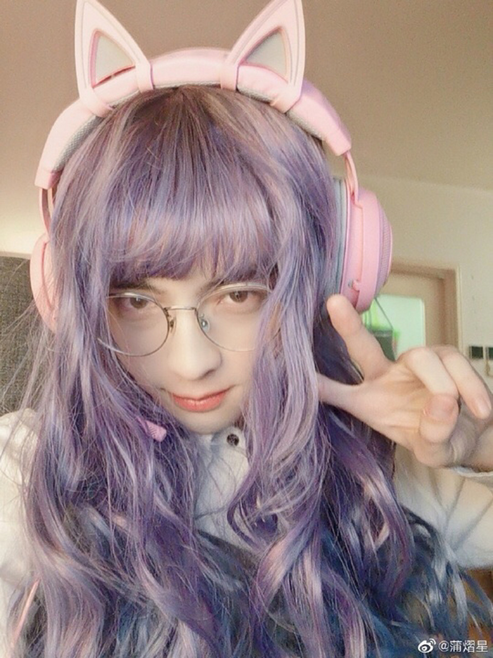 有木有见过"颜值担当"蒲草"蒲熠星女装嘛[滑稽] 自愧不如 顺便呼一下