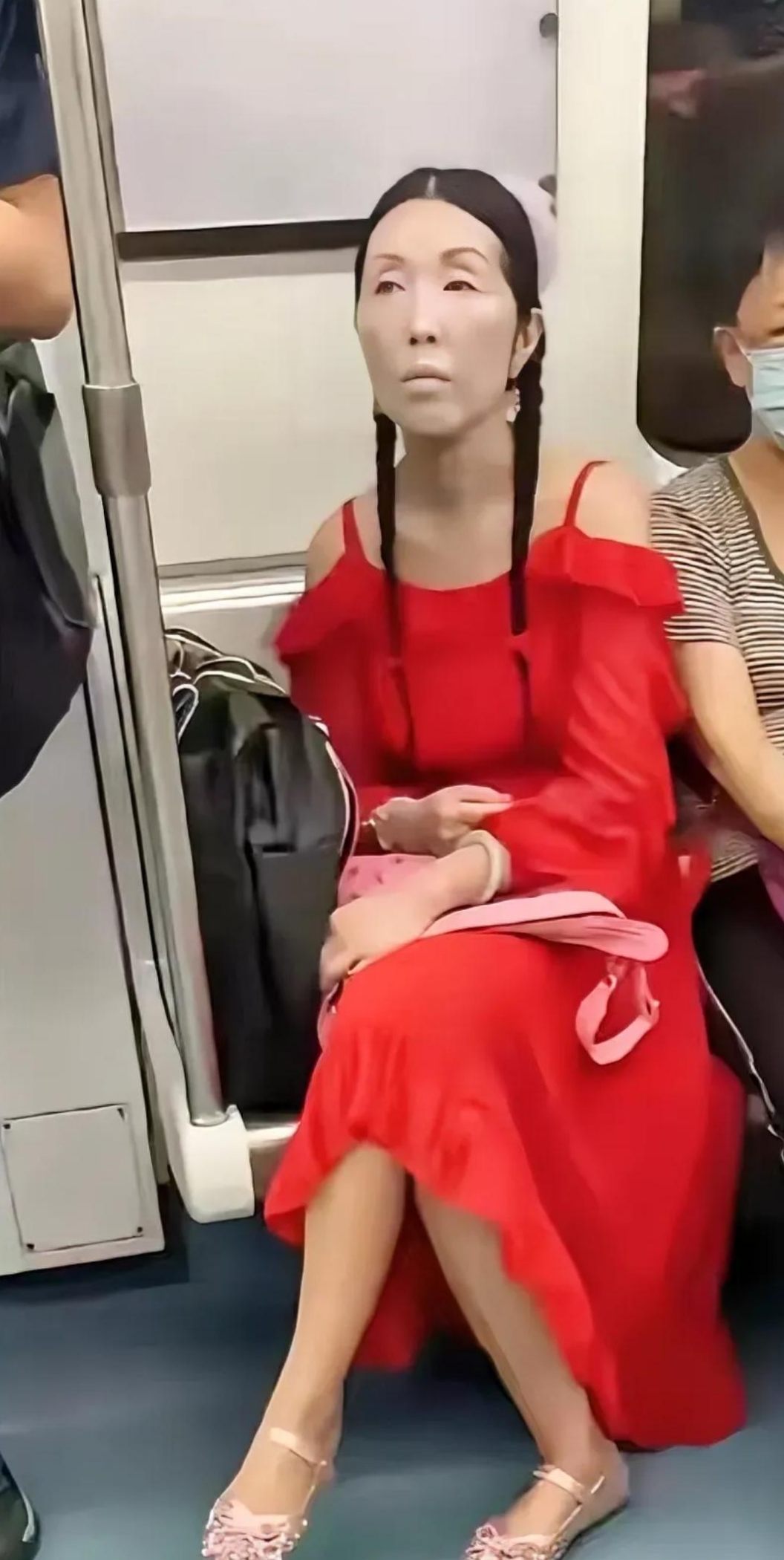 "地铁的车厢里,人潮涌动,而有一抹身影瞬间抓住了所有人的目光!