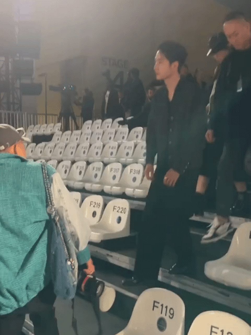 乐乐岩岩紧贴一博身边照顾也有随时"失业"风险呀!