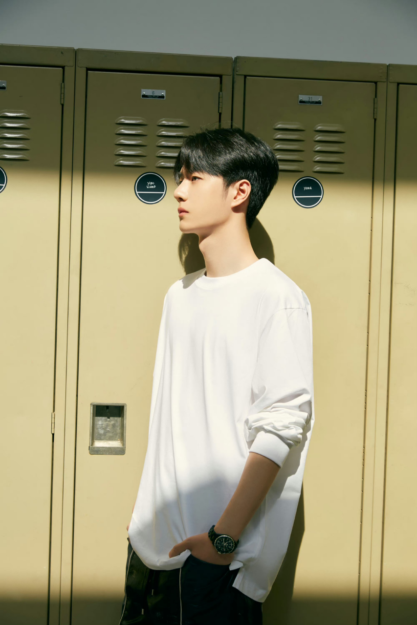 白色t恤,顺毛,神颜! 真的能打败王一博的只有他自己!