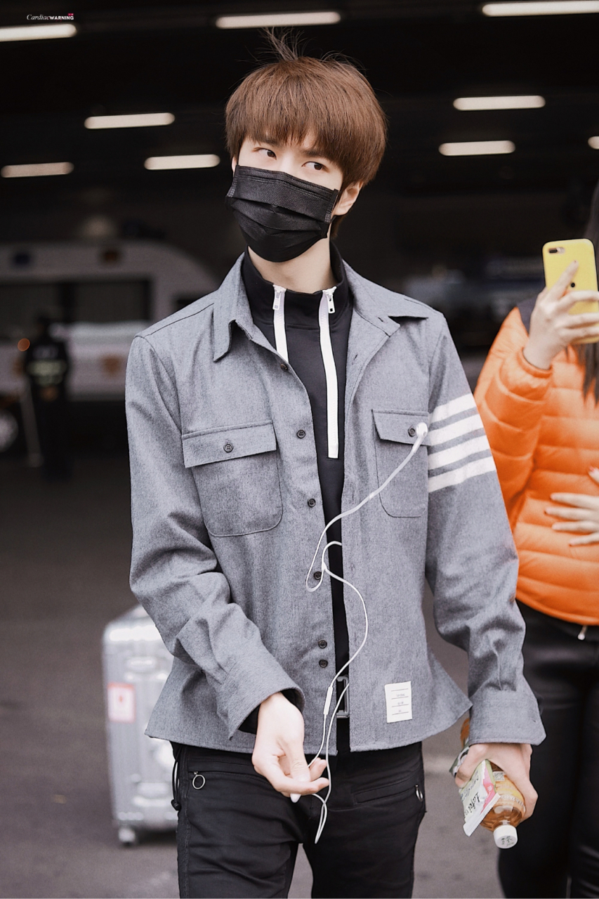 头发量一直是我所羡慕的 还有这口罩也遮不住的美貌 #王一博