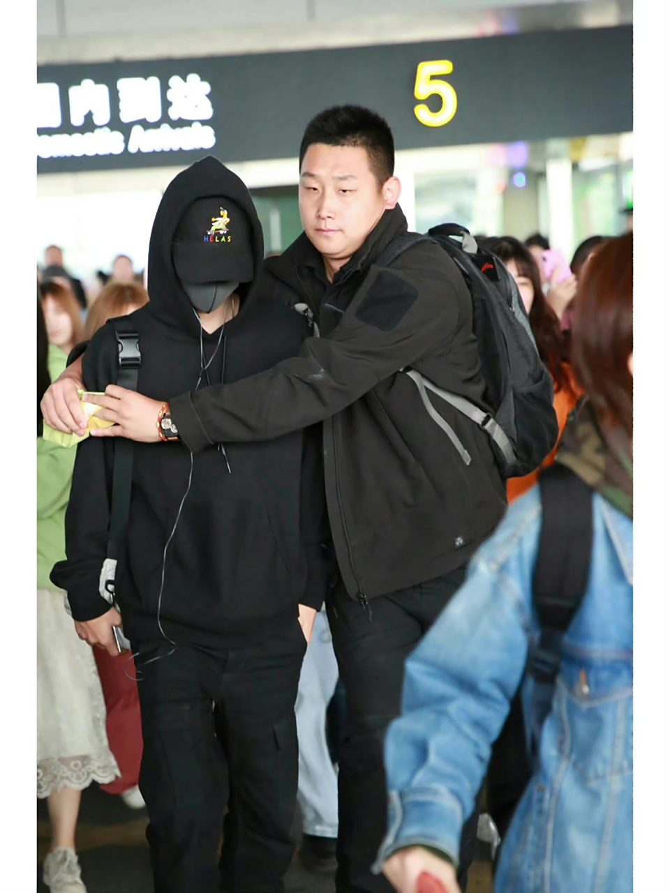 每次看到乐乐岩岩在一博身边  那种莫名的安全感就会出来  他们像照顾