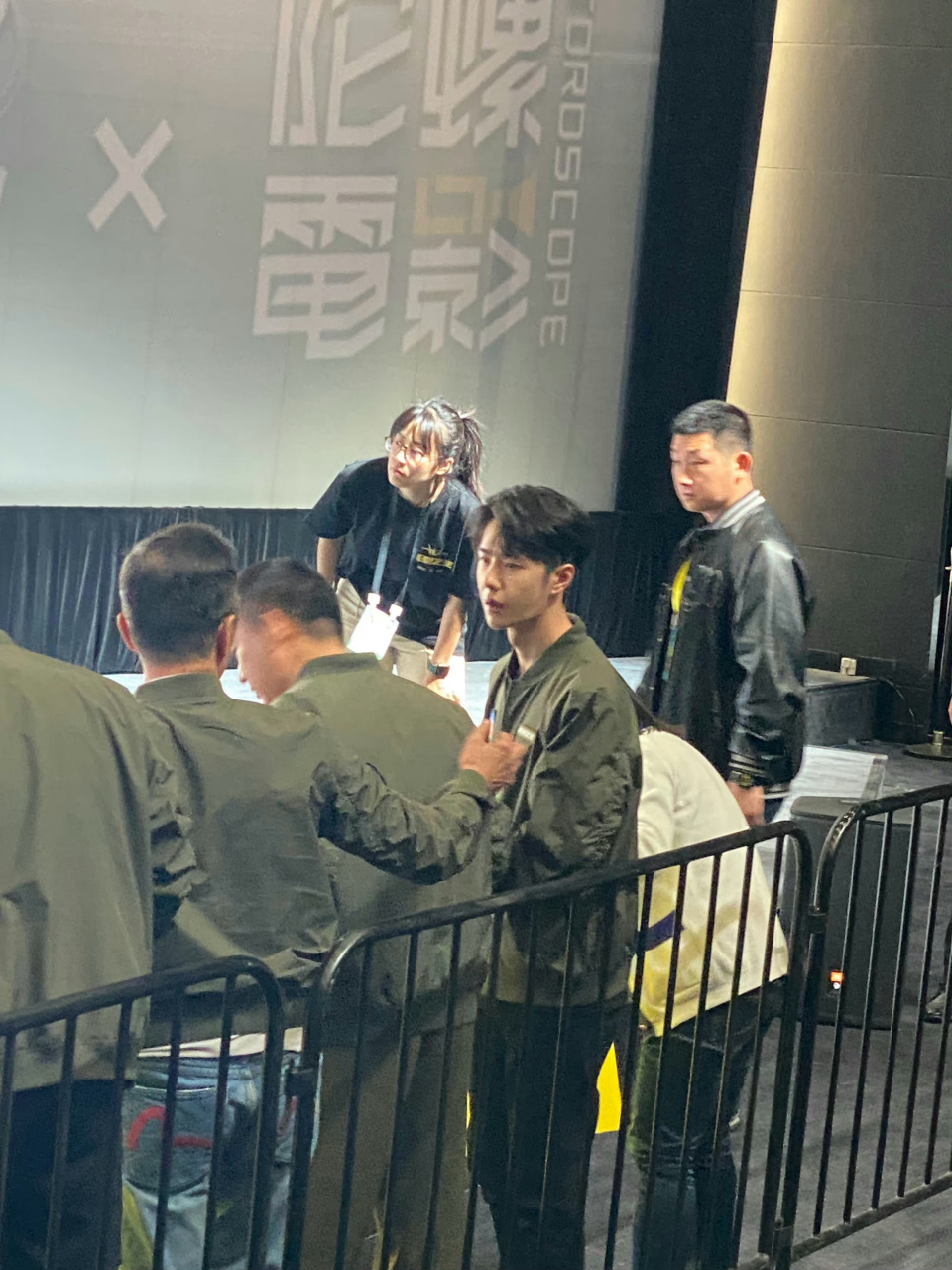 一米八拍成一米五[左捂脸] 一博身边的乐乐岩岩为娃也是操碎了心呀