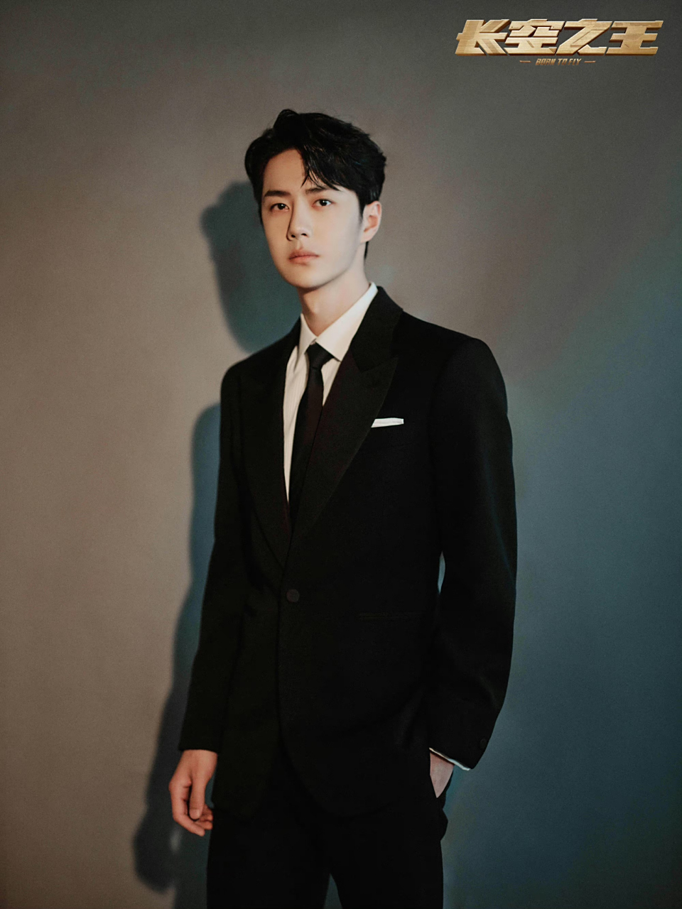 青年演员@uniq王一博 身着黑色西装出席第13届北京国际电影节闭幕式.