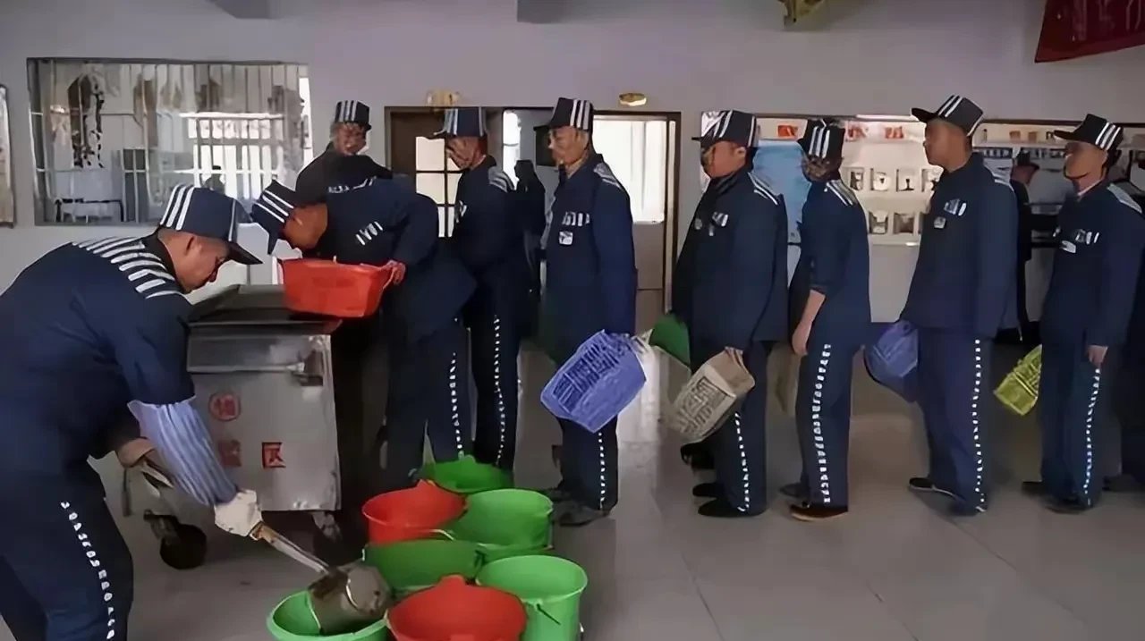 吃饭睡觉之外,监狱的生活几乎没有什么属于个人的东西