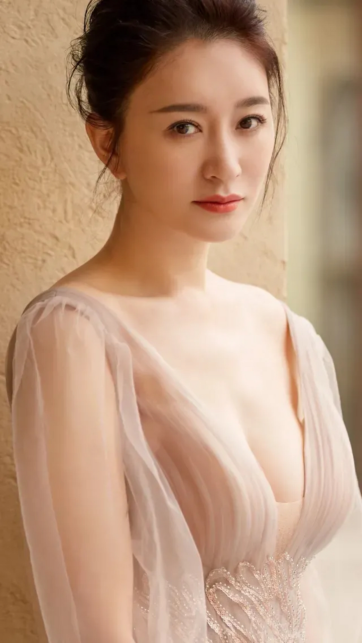 女星李小冉,美丽优雅成熟女人味十足.