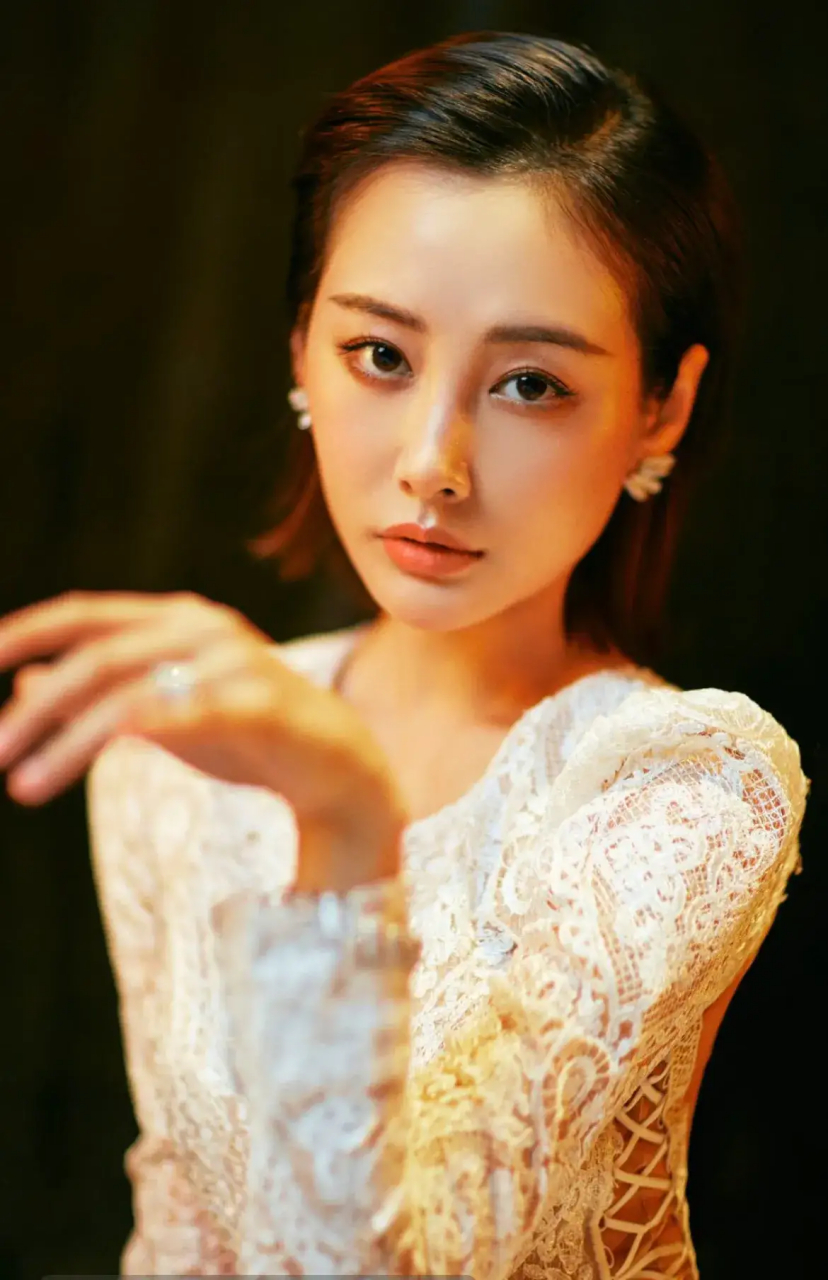 李纯,1988年2月15日出生于安徽省芜湖市,中国内地女演员,毕业于北京