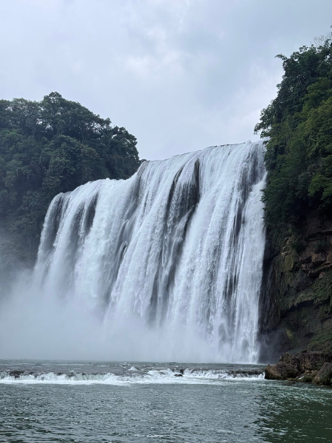 假日山河好风光# 飞流直下三千尺,疑是银河落九天,这瀑布的水量可真