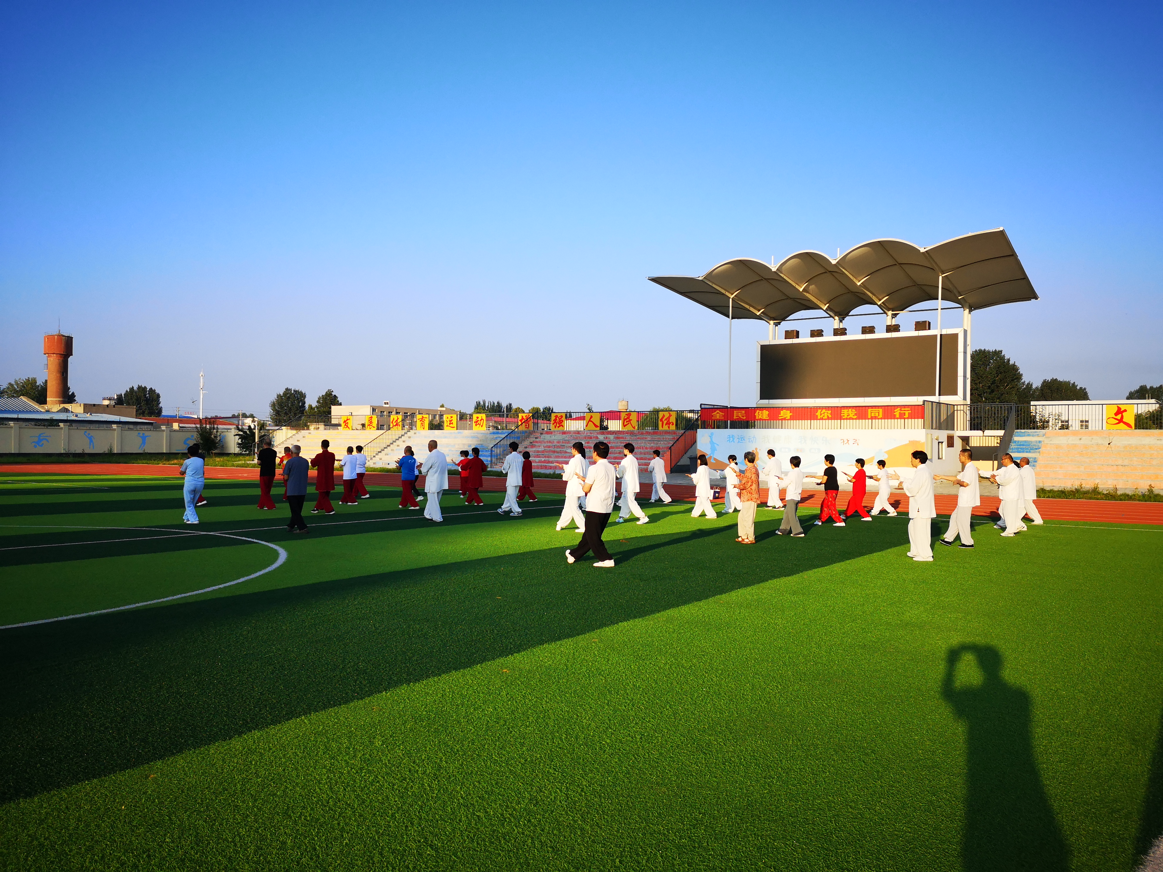 内家拳一流高手应该具有这样的特征: 1,其貌不