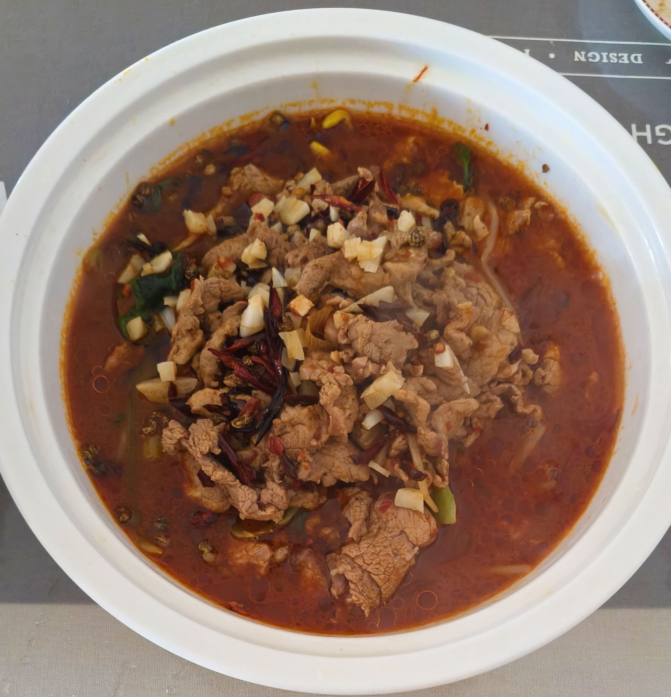 午餐:我做的水煮肉片,大米饭,非常好吃,这一盘是我俩下午吃的水果