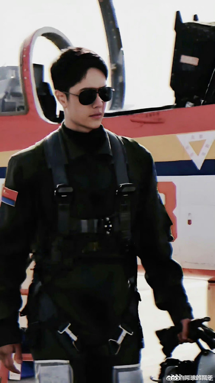 出发前and 归来后 [挠头]#王一博#  雷宇:"不是脏猫咪,是豹子!豹子!