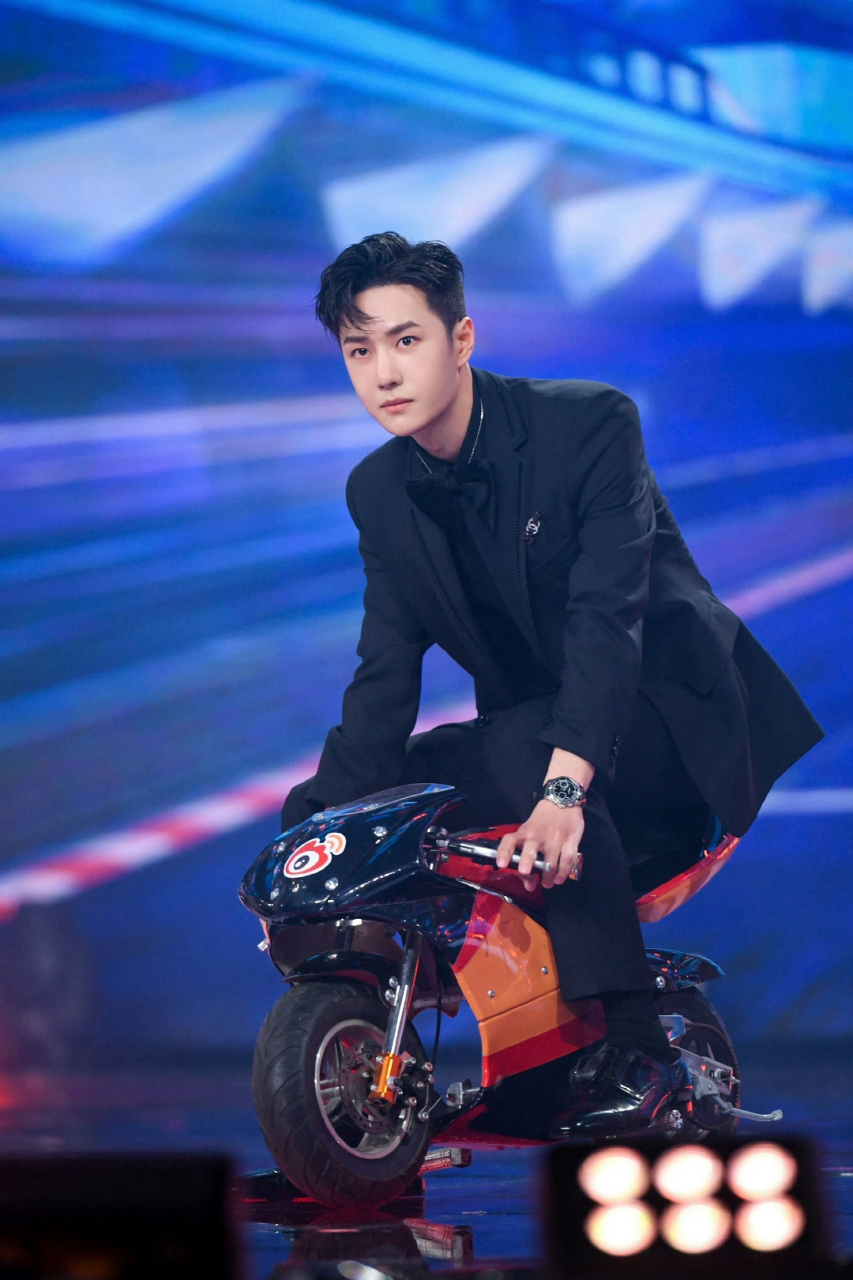 骑上我心爱的小摩托#王一博# 精致的妙人,做什么都让人赏心悦目.00