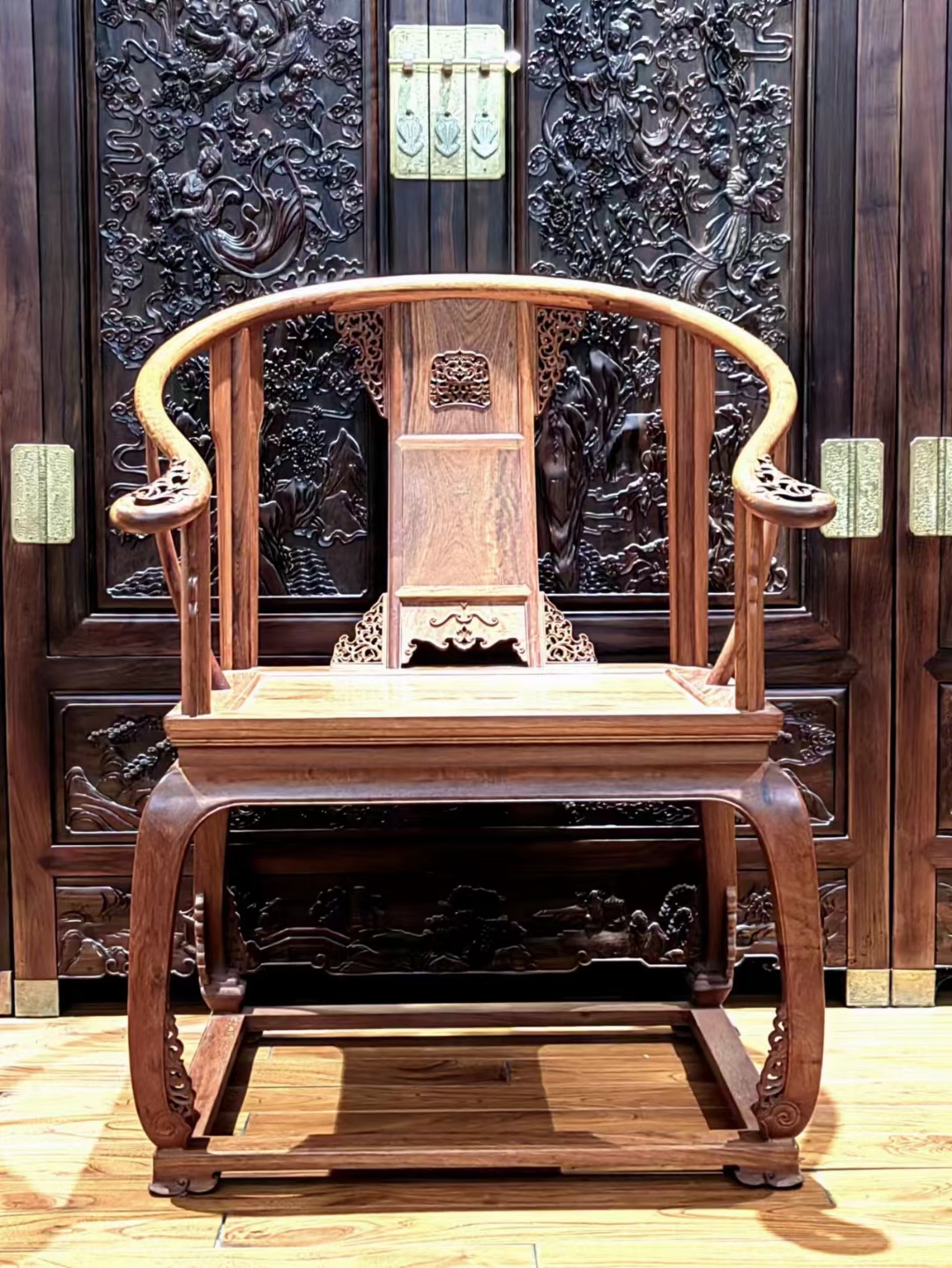 带托尼圈椅是在明式圈椅的基础上结合清宫廷宝座的托泥设计而成.