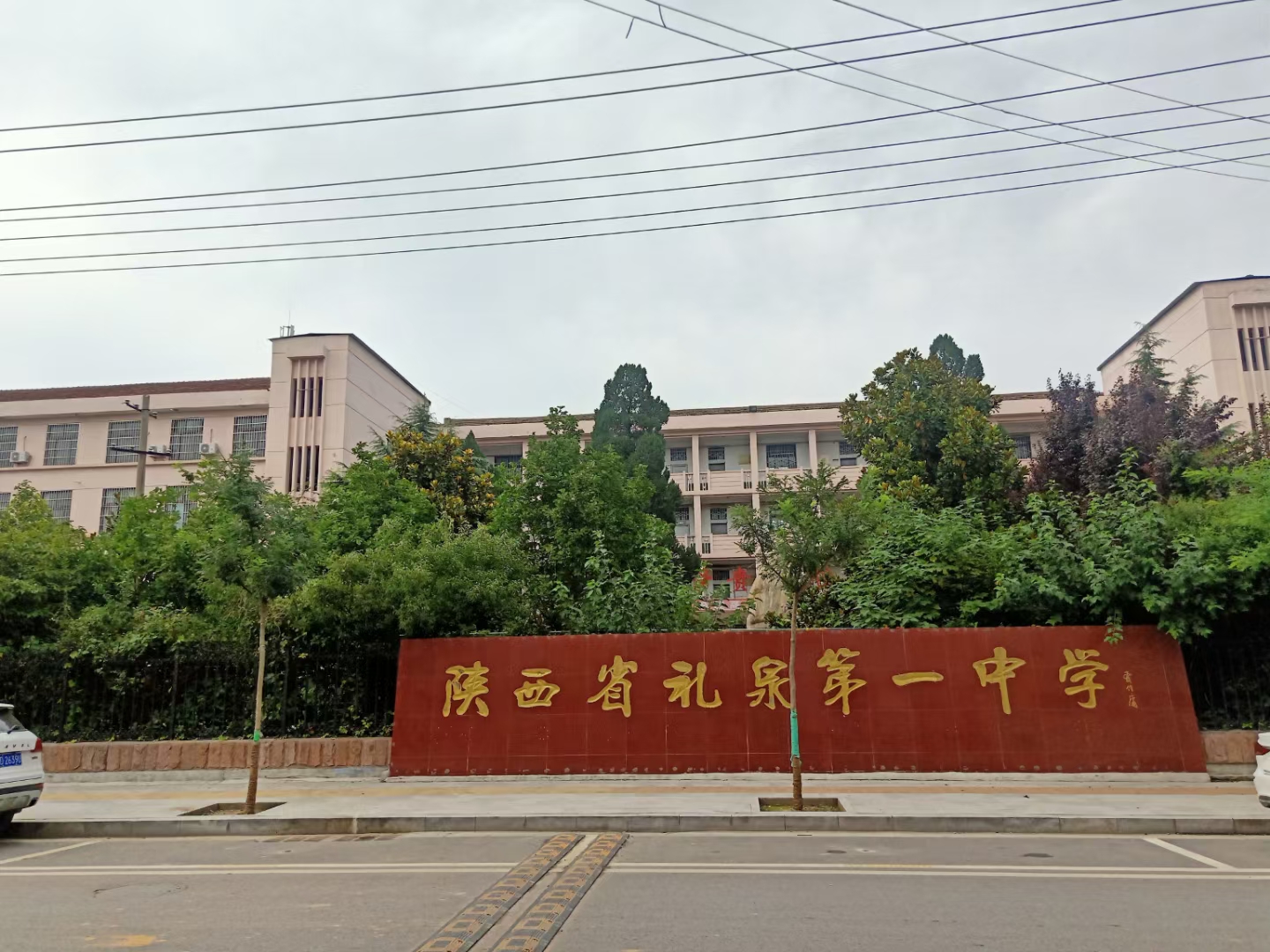 旧友满座无人醉,良言一席响夜阑. 如今盛世佳肴享,当初青春馒头馋