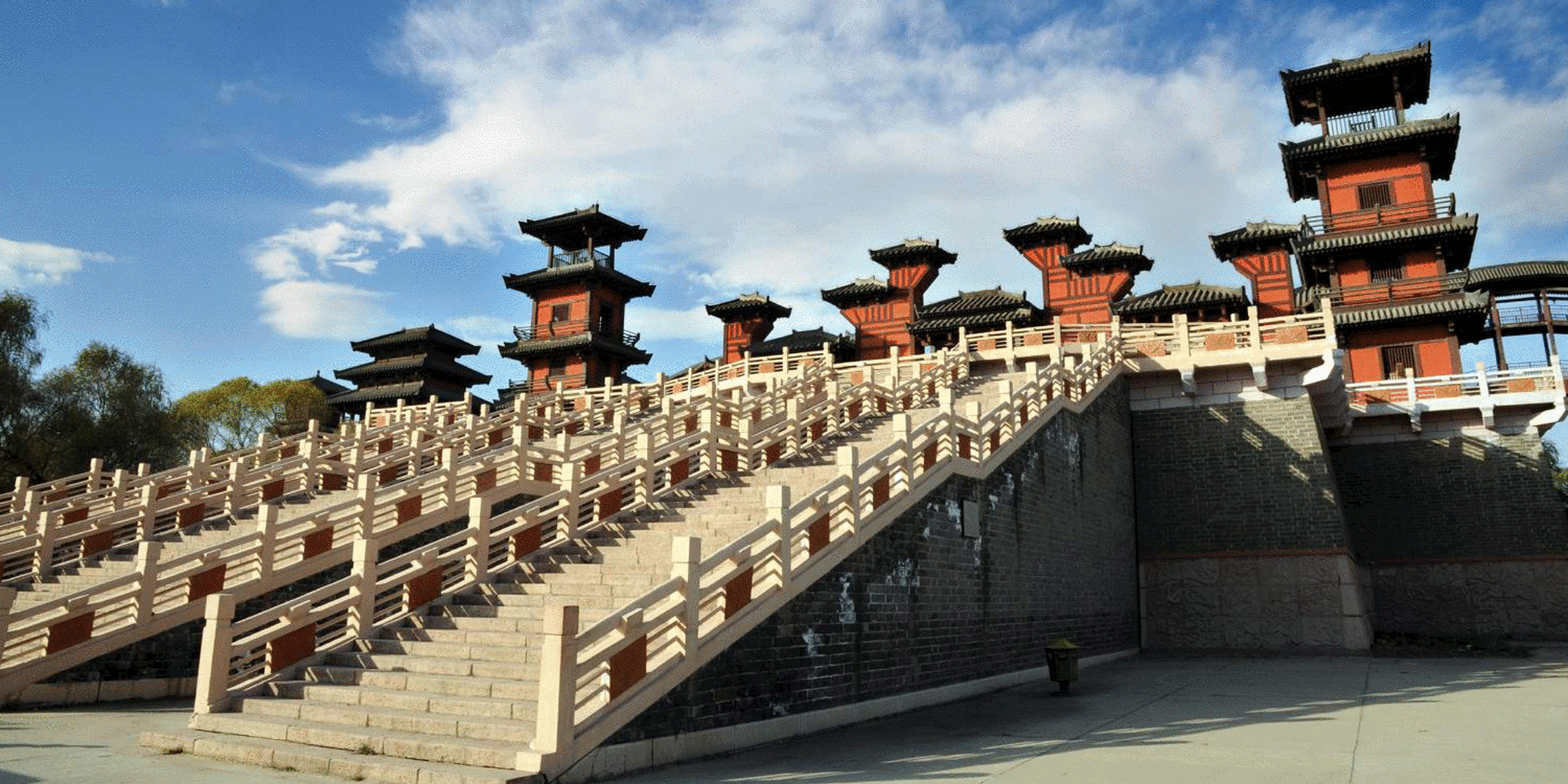 邺城遗址,位于河北邯郸市临漳县,是曹魏,后赵,冉魏,前燕,东魏,北齐