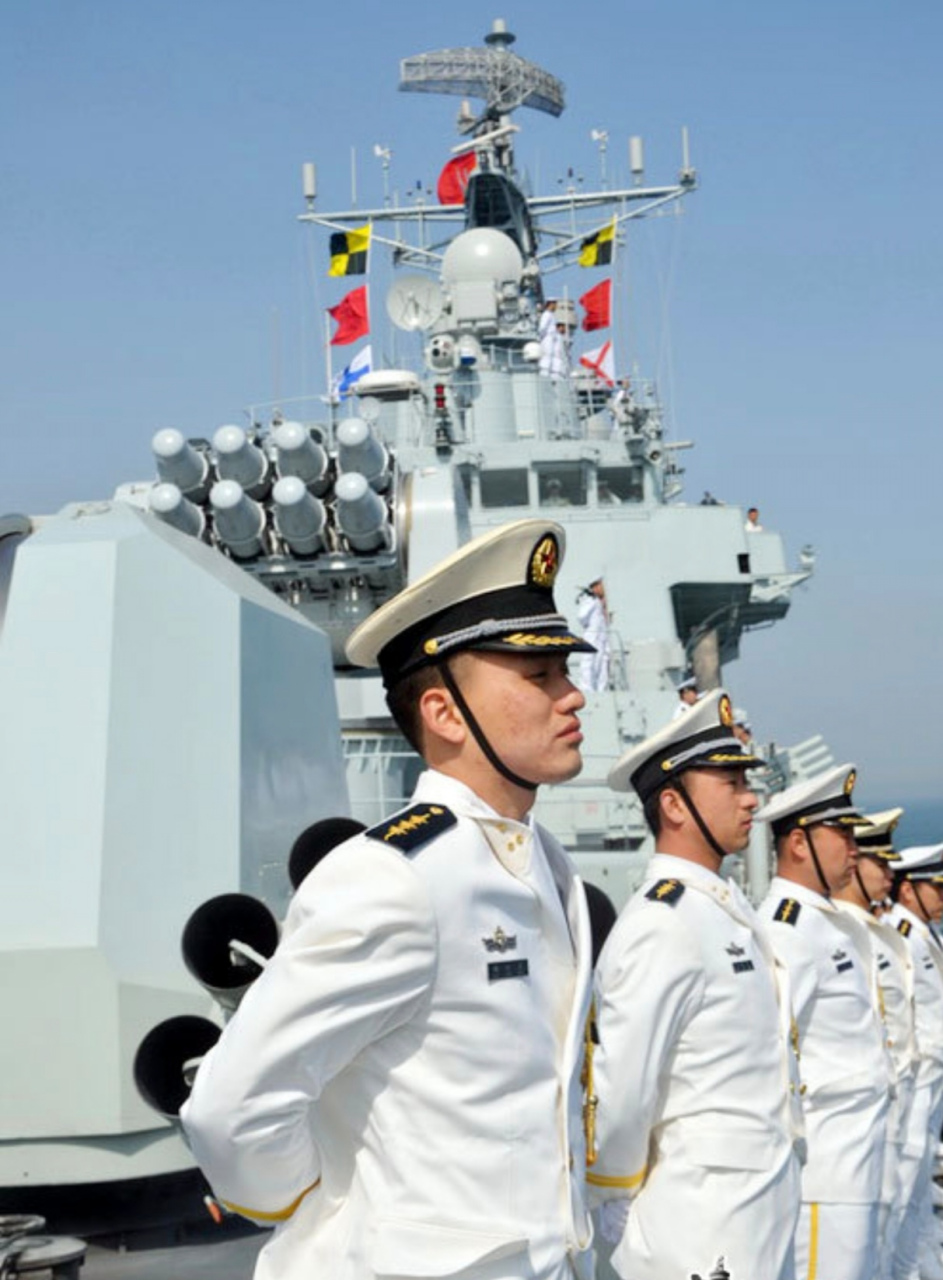 98军舰上的英姿!海军士兵们列队站立,宛如钢铁长城般坚毅.