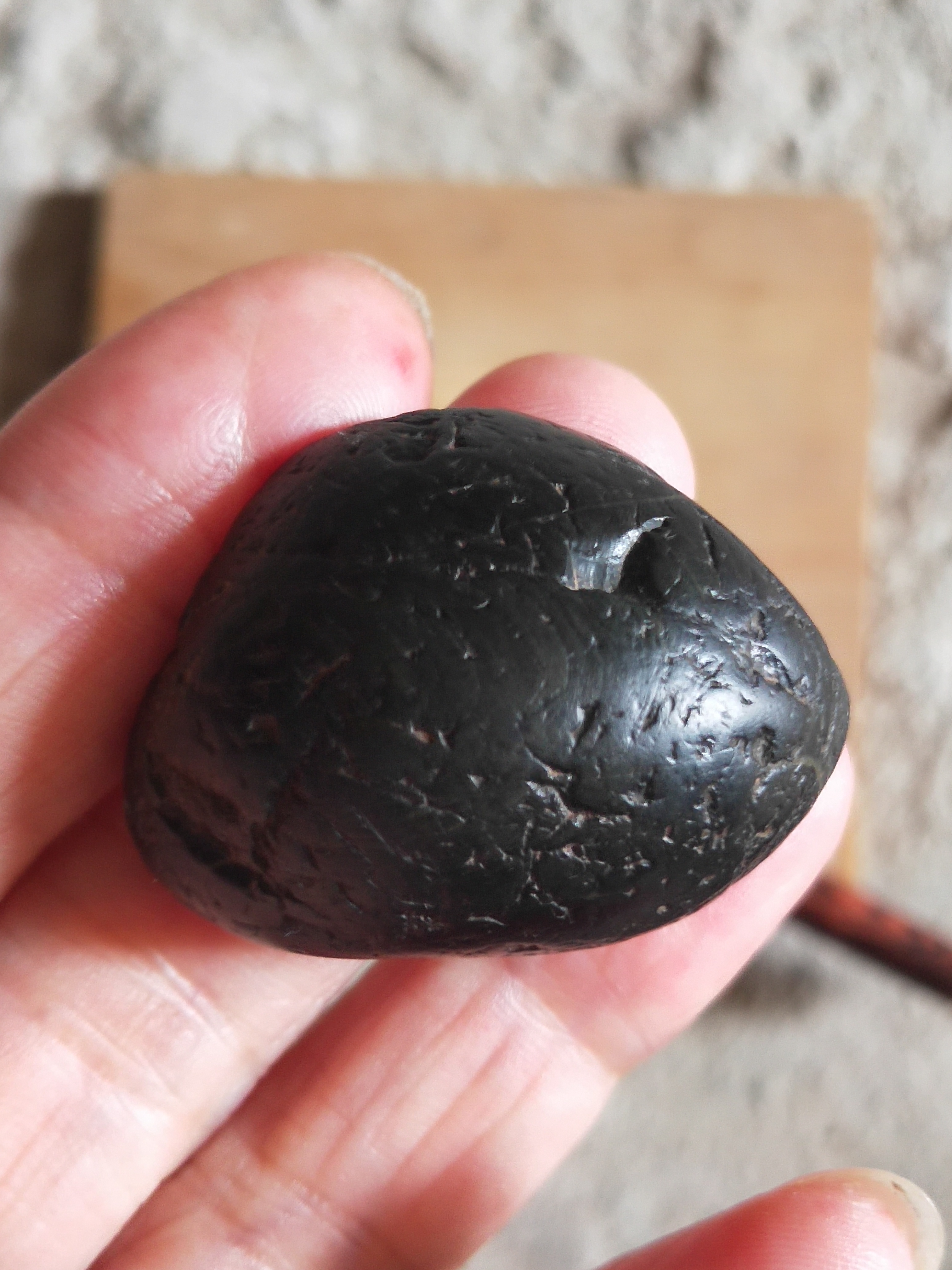 分享陨石科普#无磁黑色陨石重33g#藏品特征呈现明显