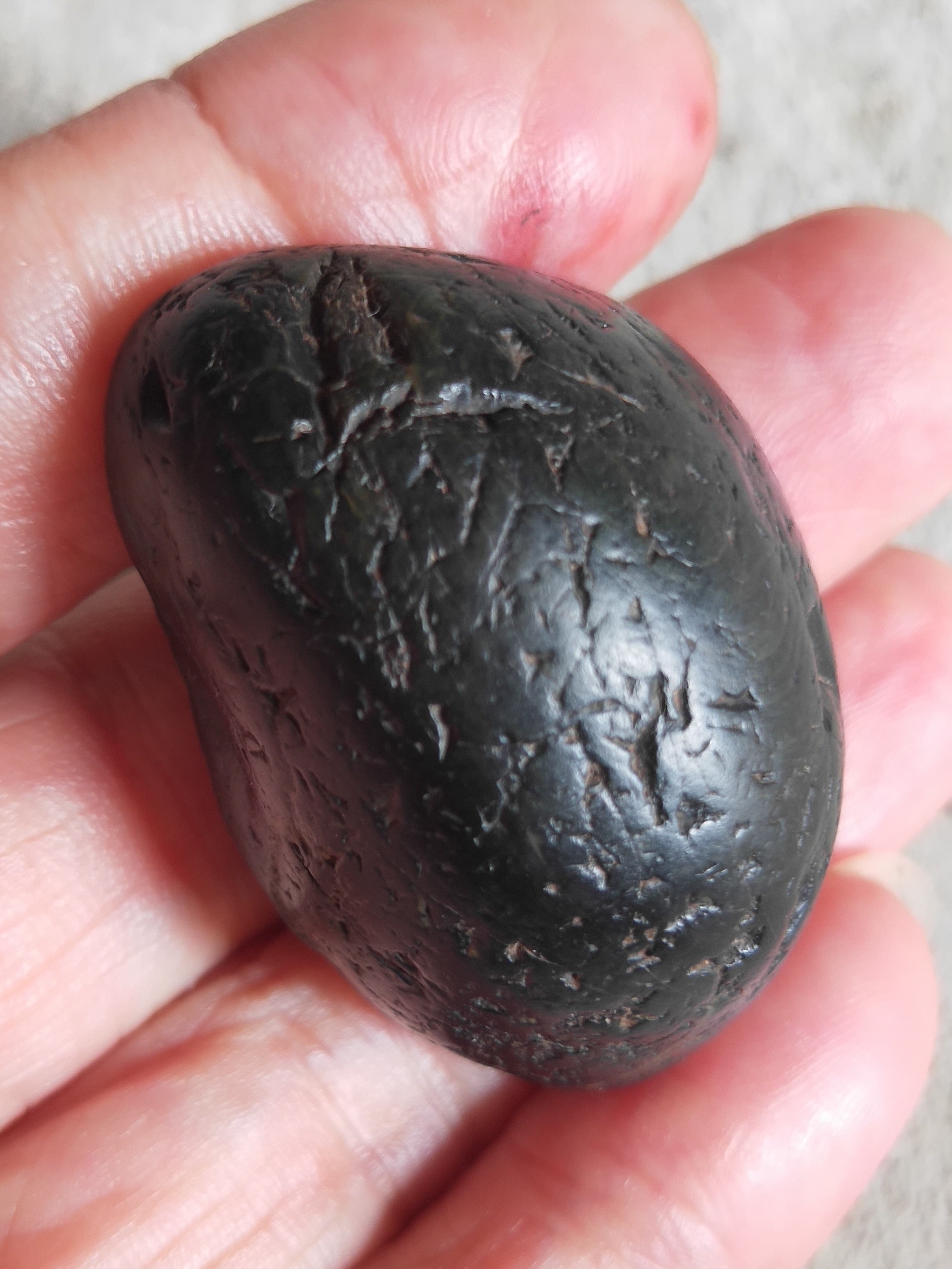 分享陨石科普#无磁黑色陨石重33g#藏品特征呈现明显