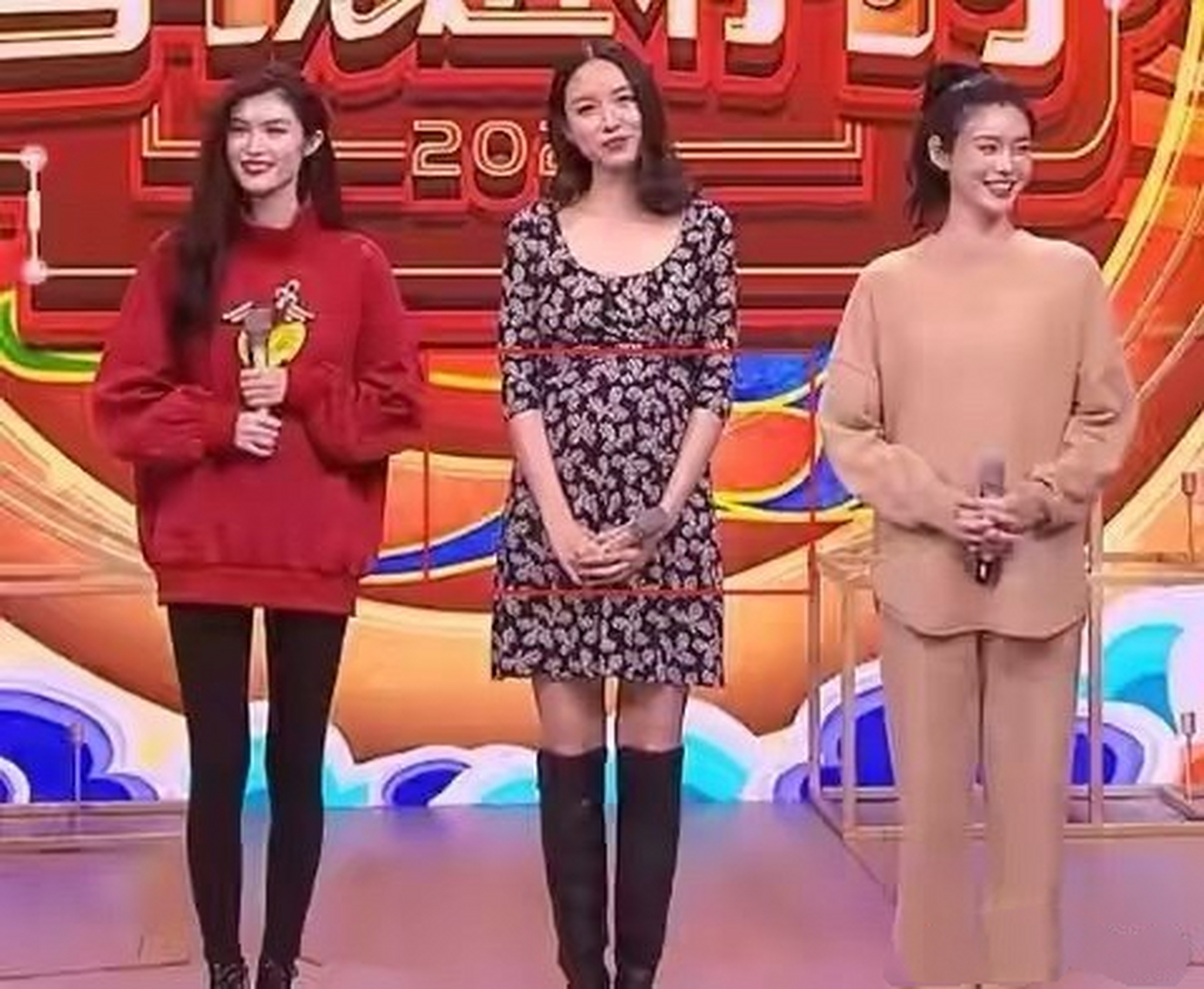 世界小姐张梓琳孕期上春晚,与何穗奚梦瑶同台,白嫩大长腿好抢眼 #春晚