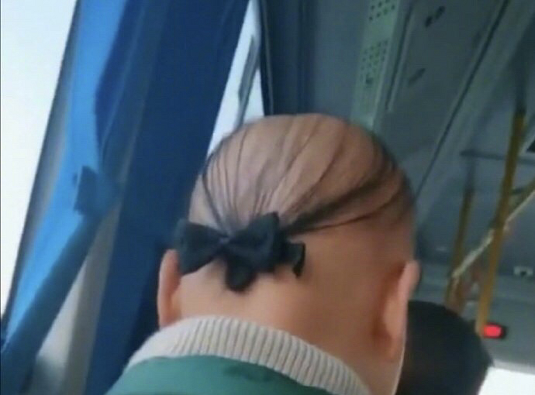 搞笑名场面# 发量再少也要有型,发量再稀,也要有型,蝴蝶结不能少!