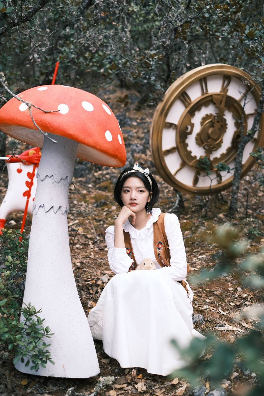 在一个颁奖典礼,周笔畅见到张国立主动打招呼,张国立问自己助理这是