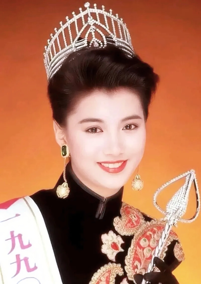 作为新人,袁咏仪当时只能以眼神回应,幸好记者及时解围,称赞她美丽