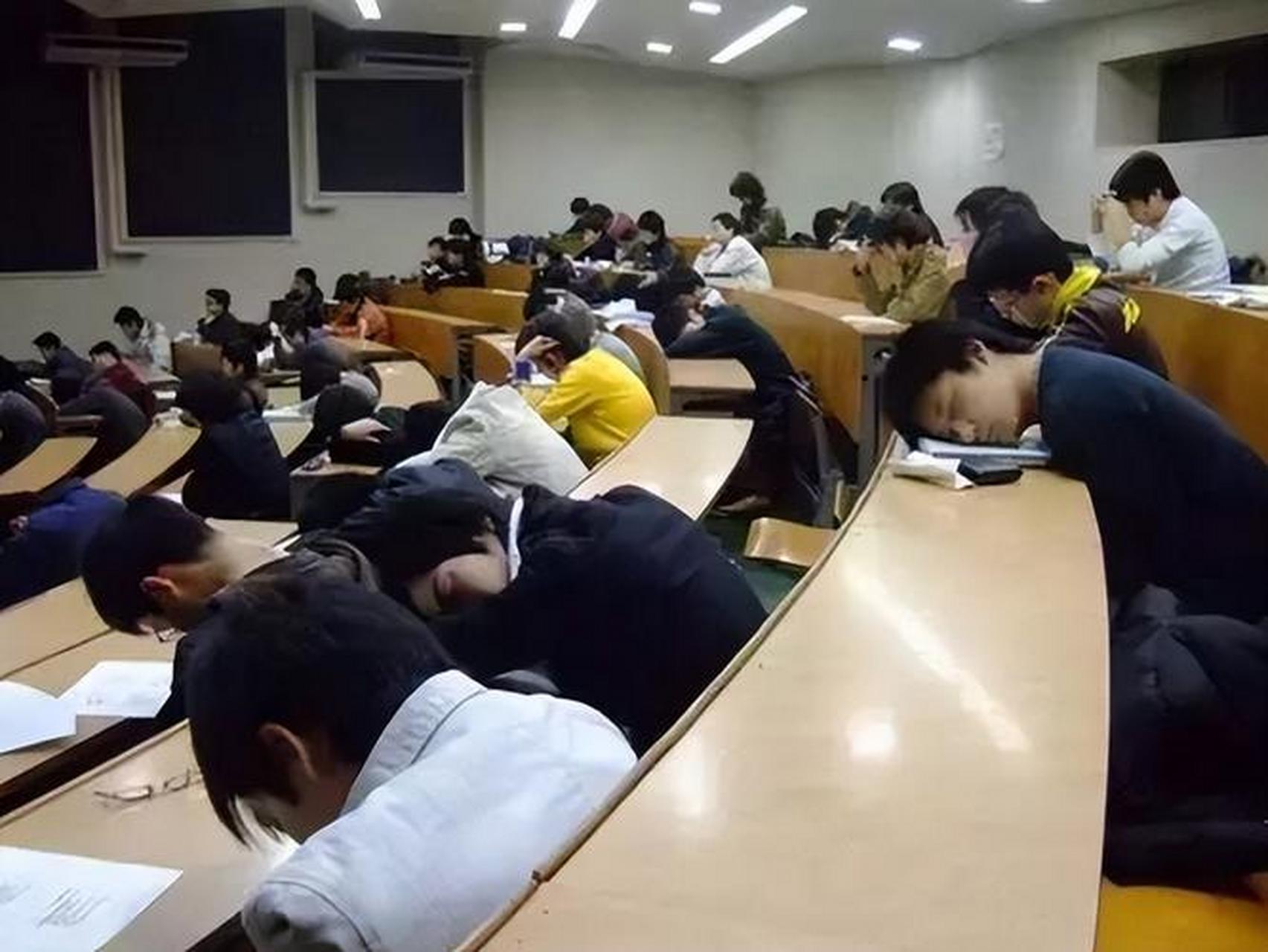 大学生躺平图片