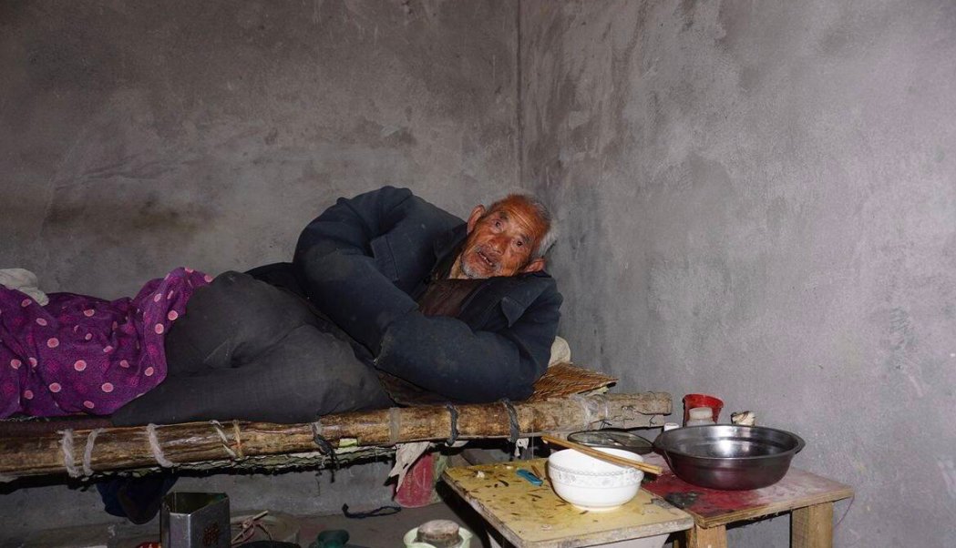 今天小编到了一个偏远山区帮助了一户山区穷人,当我