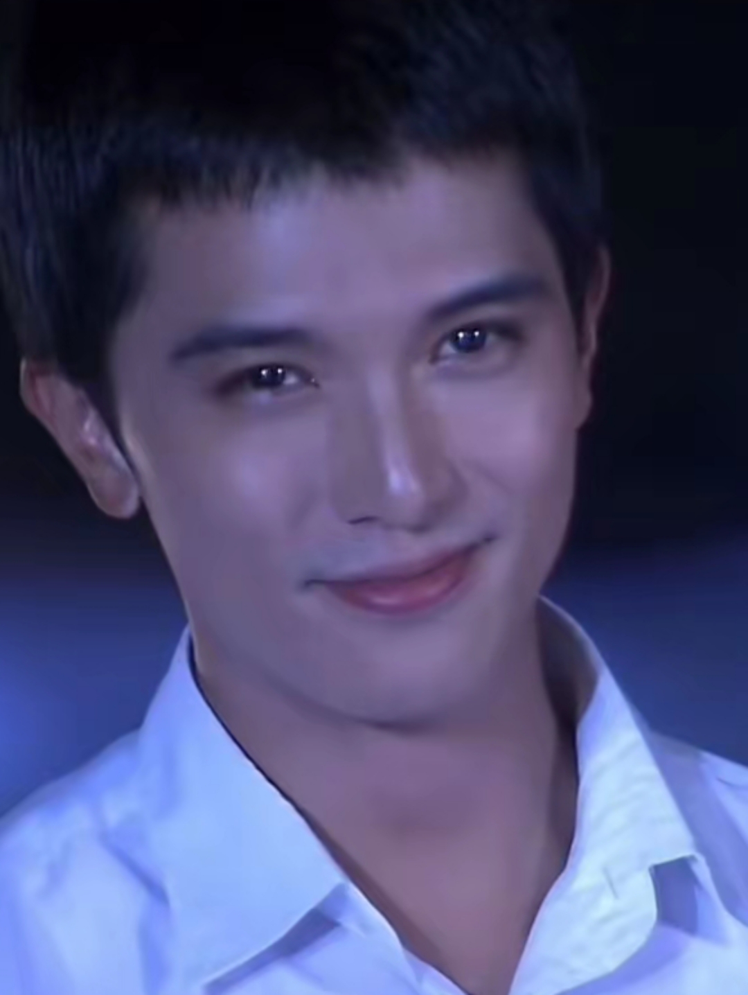 项天骐变为刘小鱼的经典一幕,在海边准备好浪漫约会,他脱下西装外套