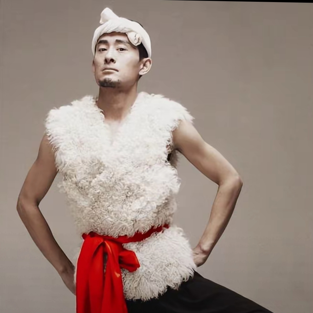 力压凤凰传奇,登上春晚舞台,成观众喜爱的草根歌手,他头戴白毛巾还