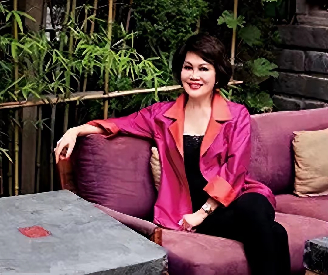 马云都巴结,她这个能让全球顶级富豪趋之若鹜的传奇女子,就是靳羽西