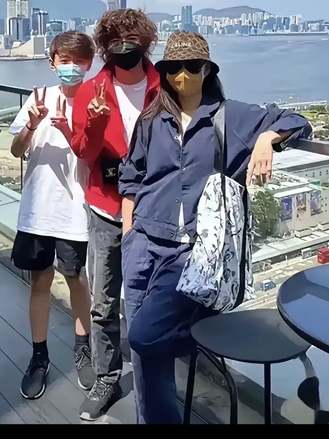 张柏芝带儿子们开启寒假旅行啦!母子三人一路欢笑,满是温馨