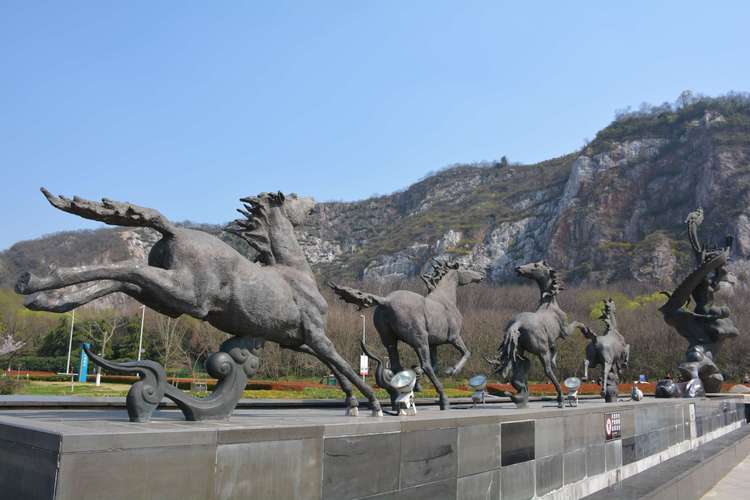 南京五马渡 印炳文 岸花缤纷春水柔,信步五马古渡头.