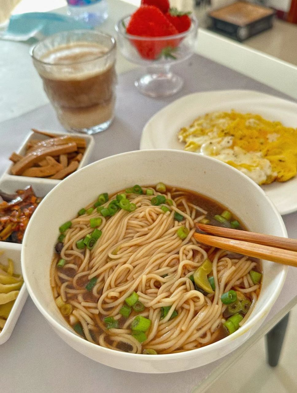 一碗热气腾腾的面条,两碟小菜,一杯饮料,简单又满足的早餐时光.