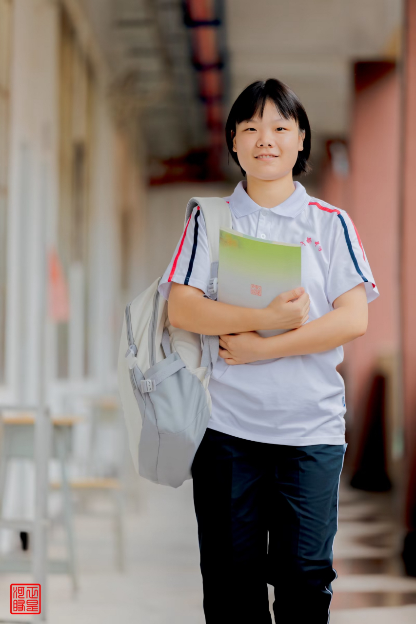 赋丽琴箫窗下坐,细檠小字几参微