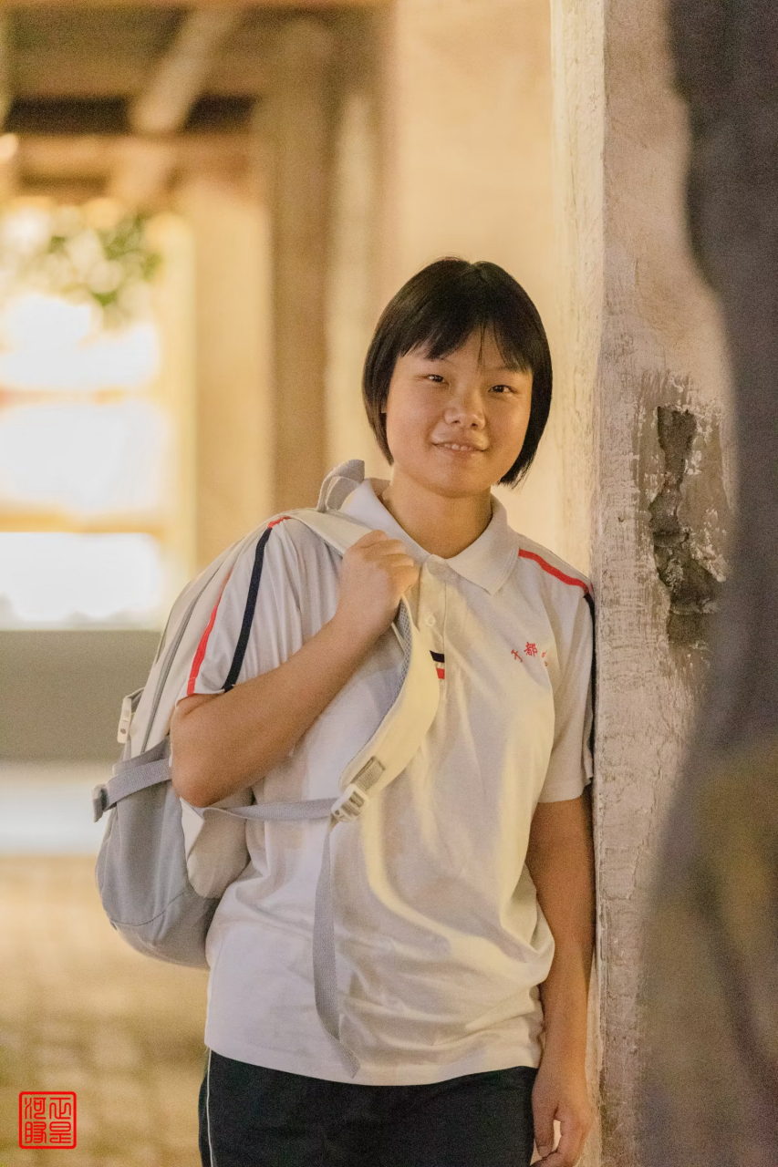 诗意风流赋落花,依然玉宇瑶台载