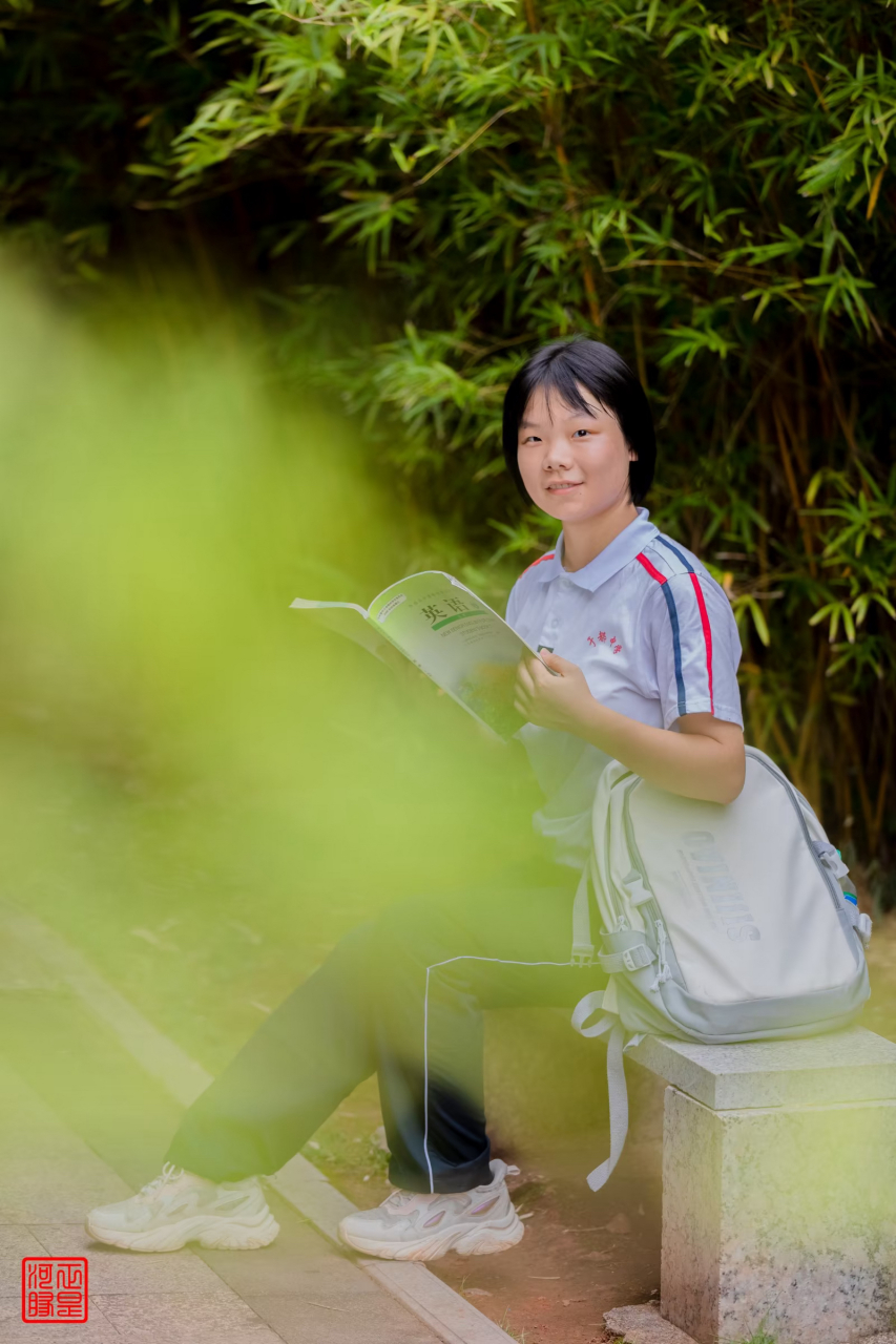 意境窗纱崖上翠,闲居诗阁酌香醅