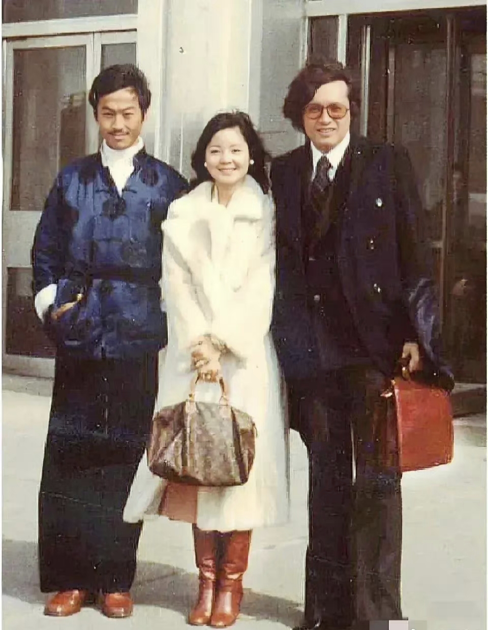 一张邓丽君的老照片,看她当时的穿着打扮非常的时尚啊!