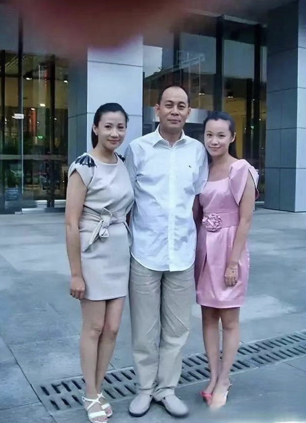 张光北一家三口的合影,三个人简直就是一个样子,老婆端庄贤惠,女儿貌