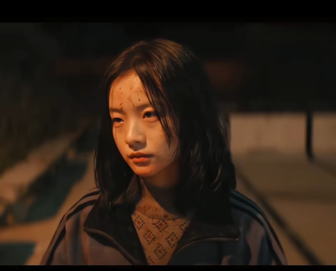 李庚希和好友聚会被拍到抽烟,网友们说女明星不能抽烟,形象很不好