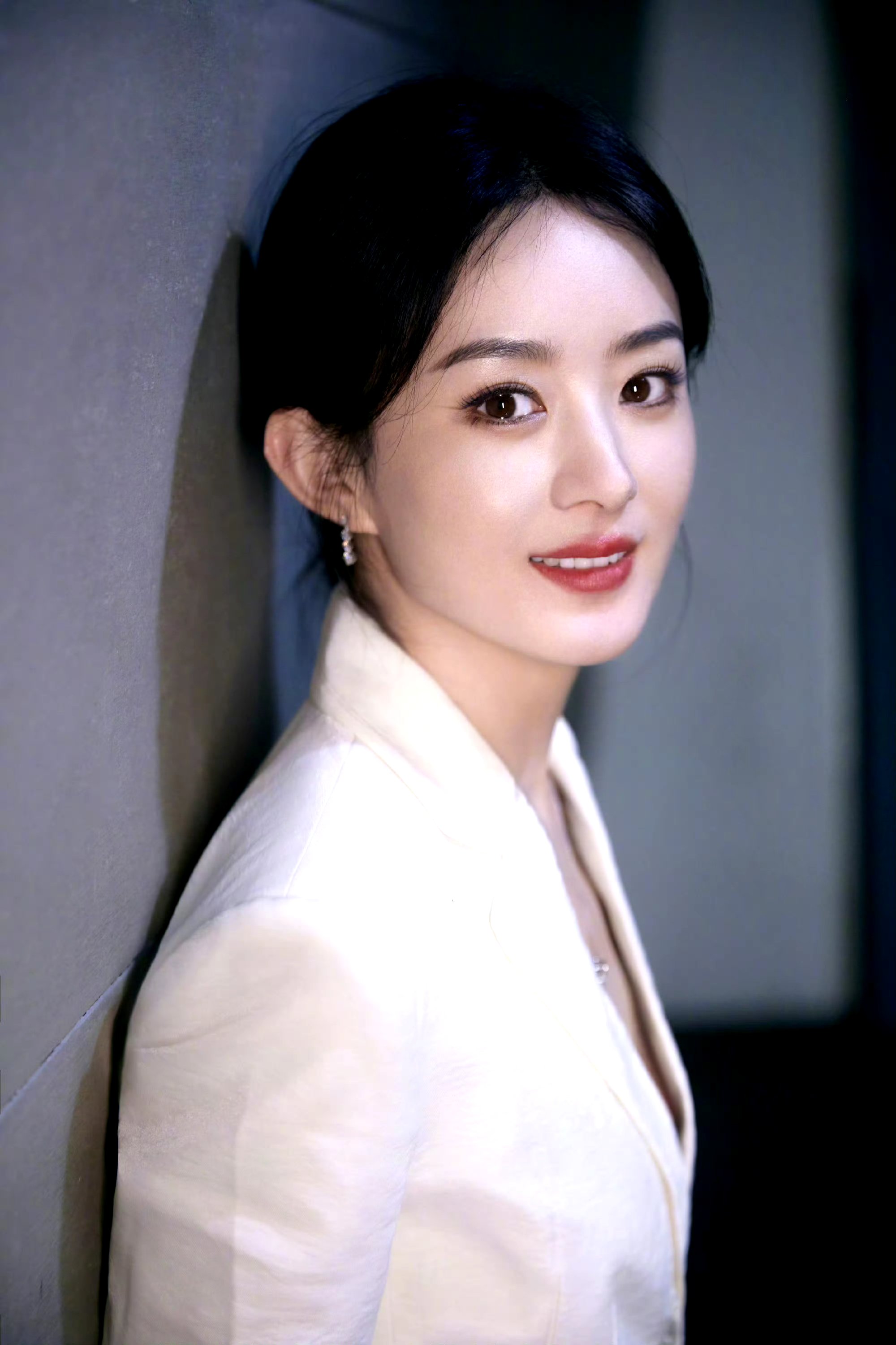 赵丽颖参加雅虎搜星比赛获得冯小刚组的冠军,并且参加短片《跪族篇》