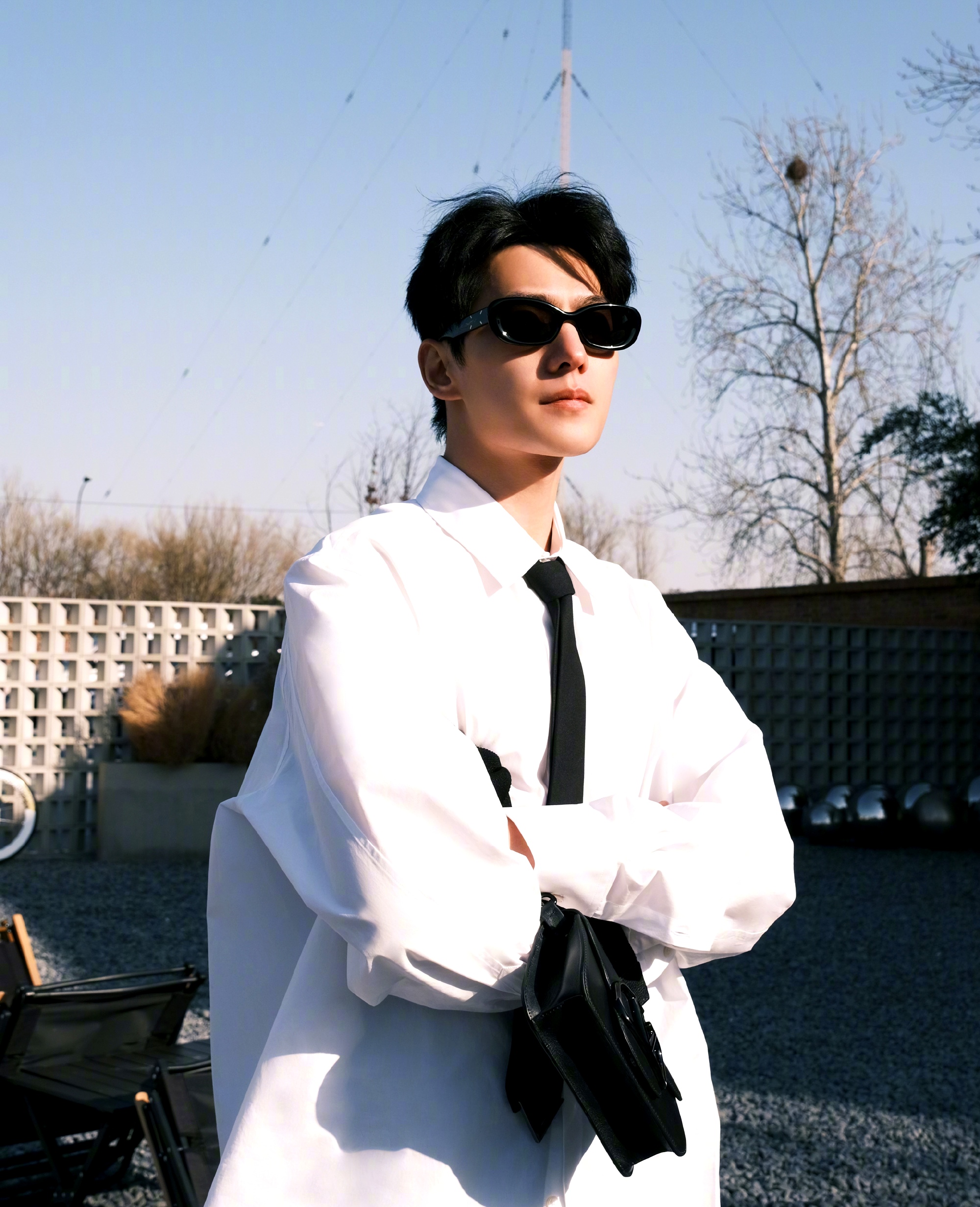 32岁的杨洋身穿白衬衫牛仔裤依旧那么帅气逼人,不愧是军艺校草,内娱