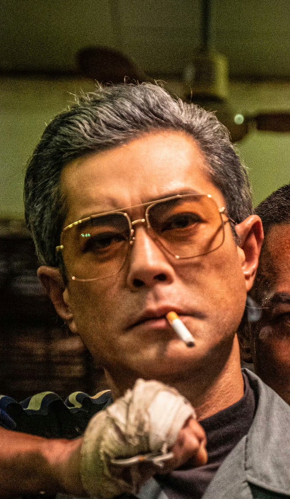 在《九龙城寨之围城》古天乐真的越老越帅,黑皮银发太酷啦!